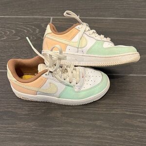 Nike Low-Top Sneakers with Cream and Brown Accents